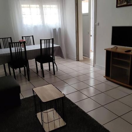 Appt En Bas De Villa, Petit Exterieur, 1 Place De Parking Cuers Luaran gambar