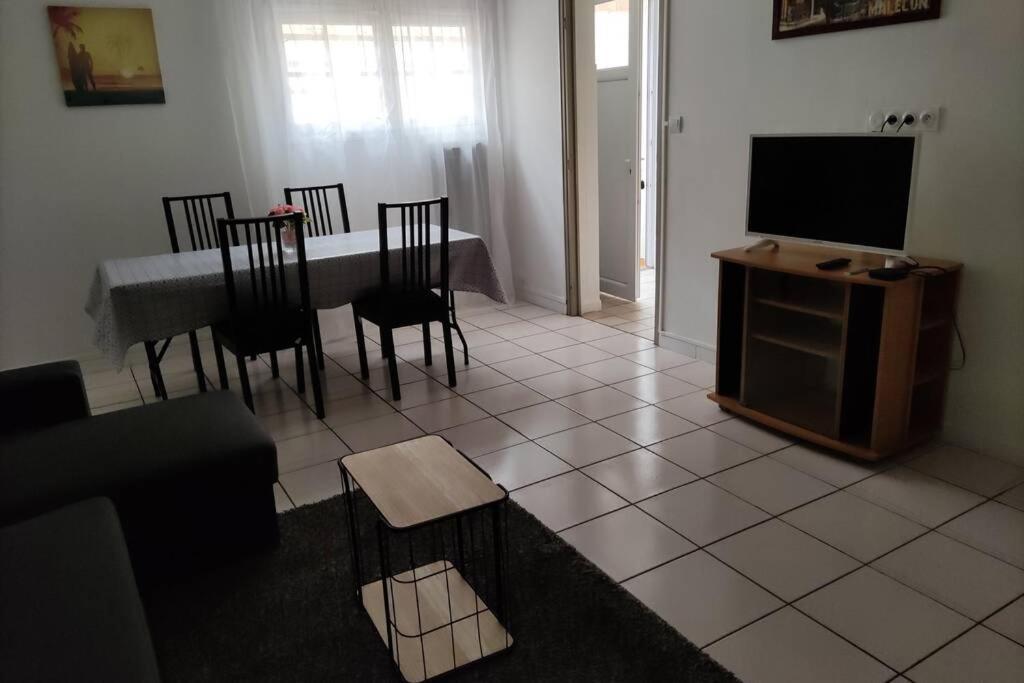 Appt En Bas De Villa, Petit Exterieur, 1 Place De Parking Cuers Luaran gambar